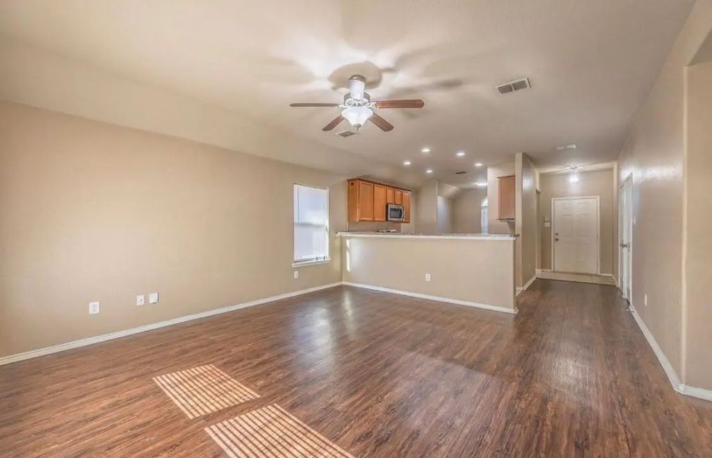 1604 Queens Brook Court, Fort Worth