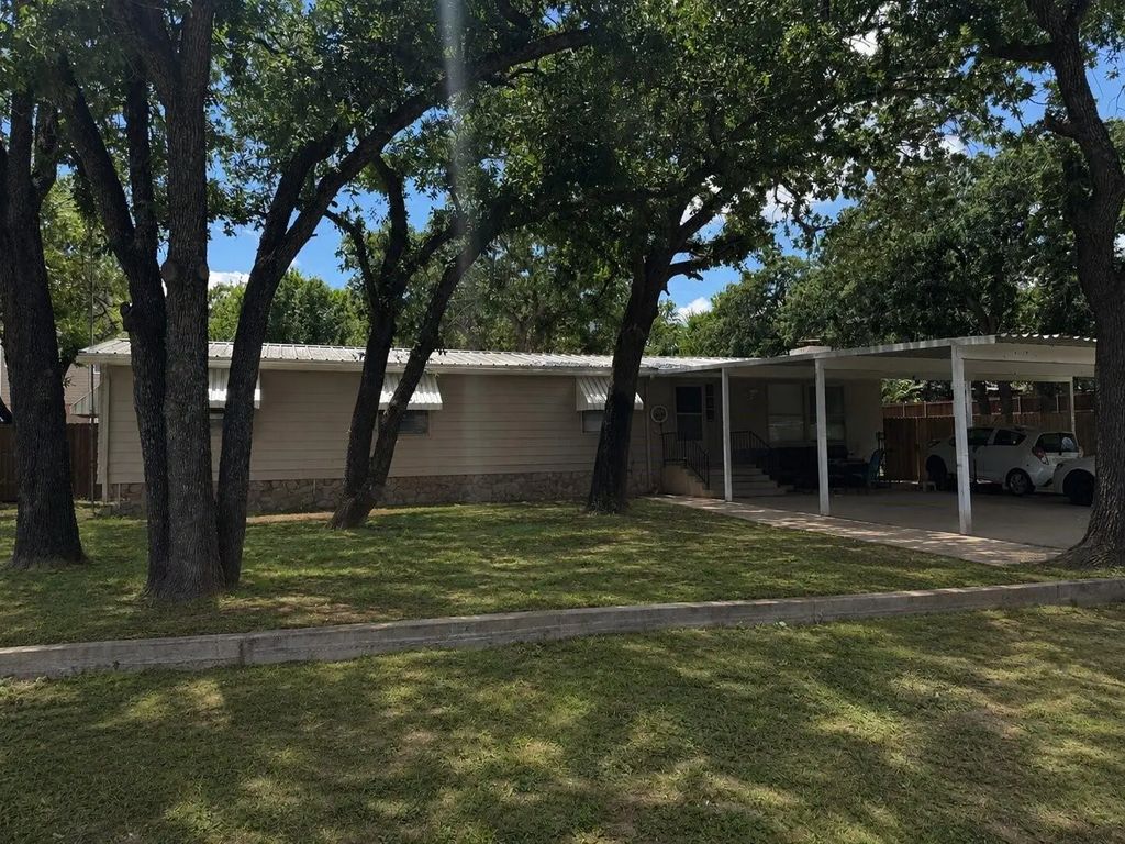 820 Branding Iron Trail, Granbury