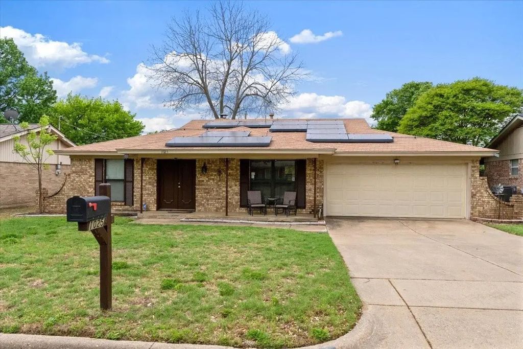 1025 Livingston Drive, Hurst