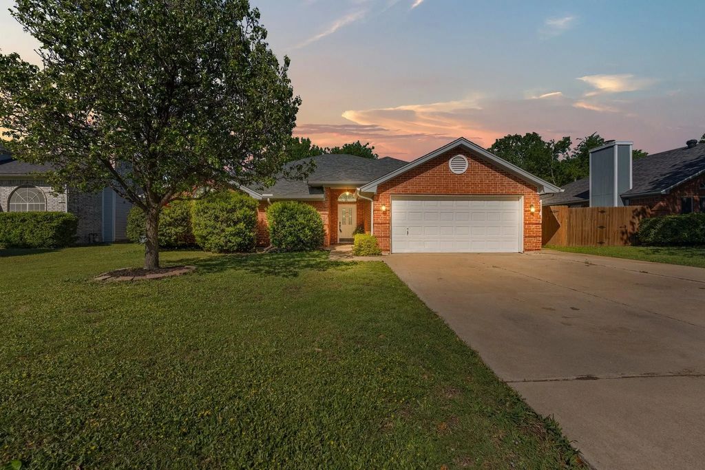 812 Minuteman Drive, Blue Mound