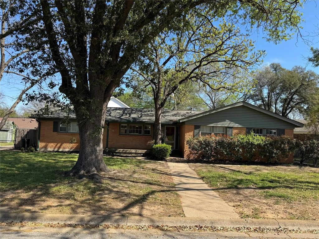 1148 Simpson Drive, Hurst