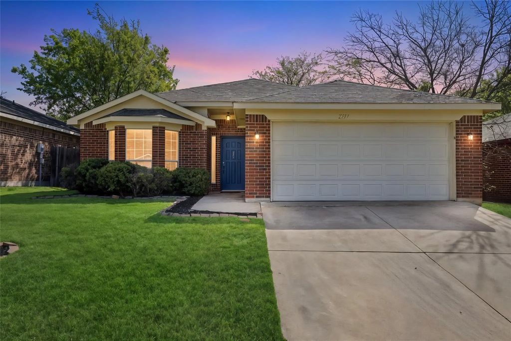 2117 Whispering Wind Street, Fort Worth
