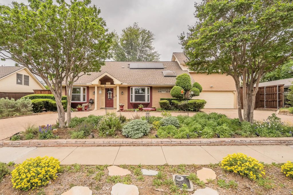 1227 Farnham Court E, Irving