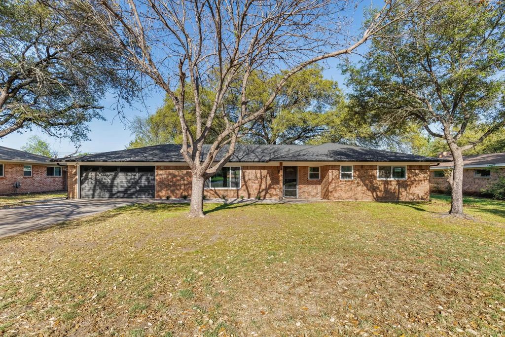 417 Cranbrook Drive, Woodway