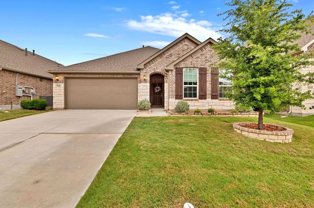 1016 Pinnacle Breeze Drive, Fort Worth