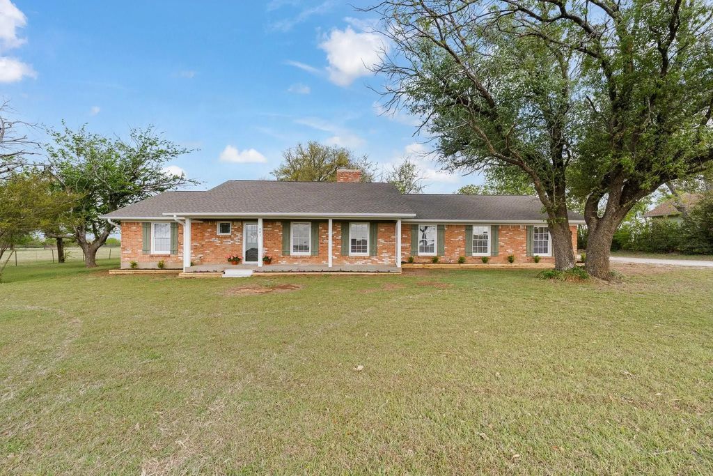 401 Edgewood Lane, Cleburne