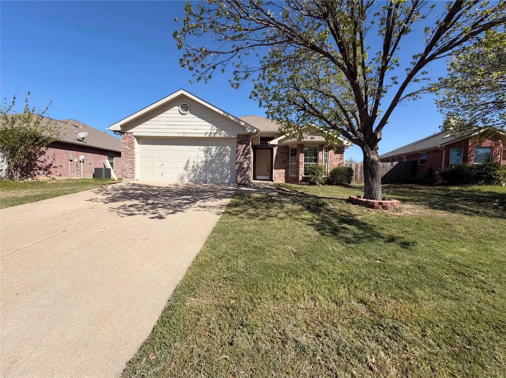 105 Kings Way Drive, Rhome