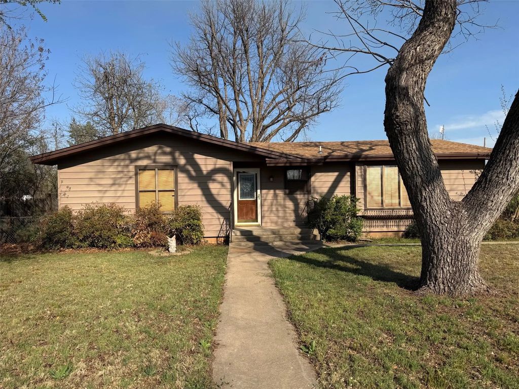 400 N Tackitt Street, Seymour