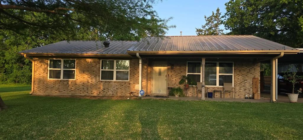 208 Mill Street, Lone Oak