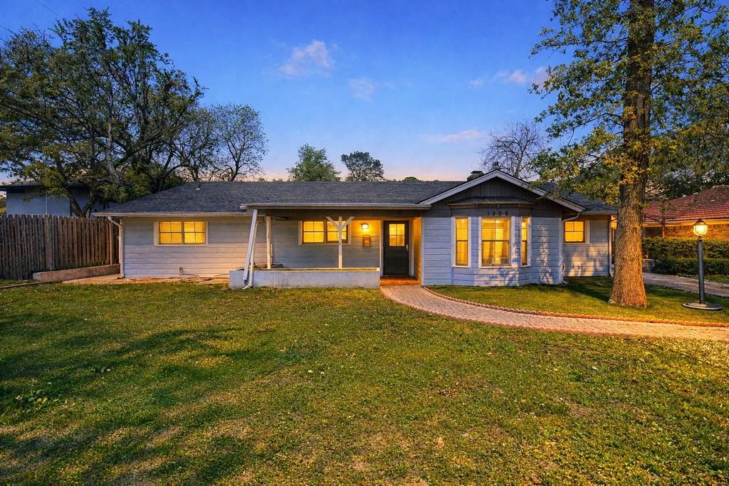 1305 W Grauwyler Road, Irving