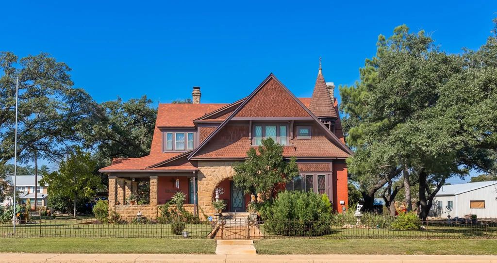 704 S Bridge Street, Brady