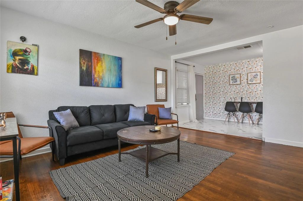 1725 Meadowlark Lane, Denison