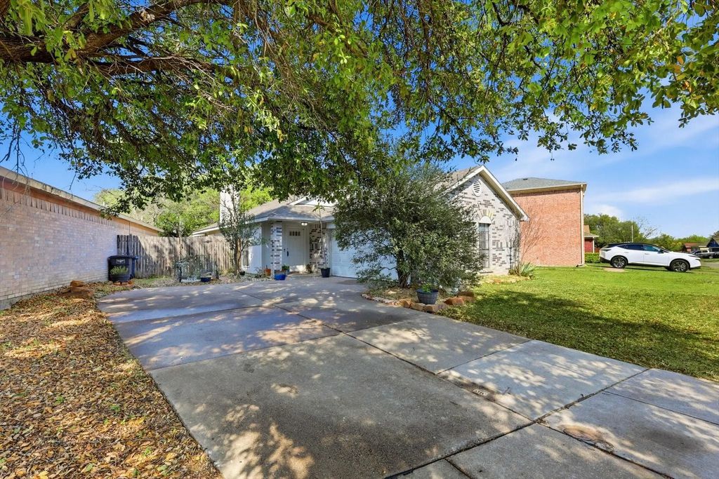 2532 Winding Road, Fort Worth