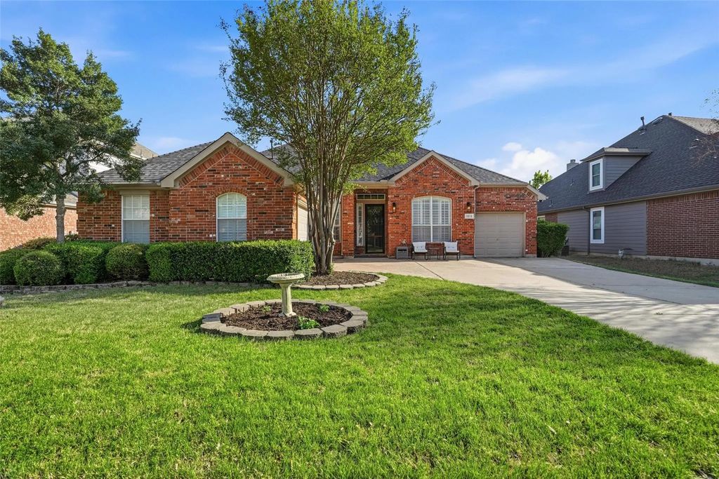 1012 Huntington Trail, Mansfield