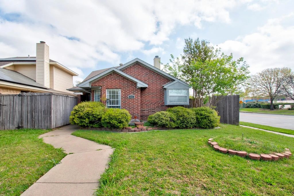 201 Teakwood Lane, Lewisville