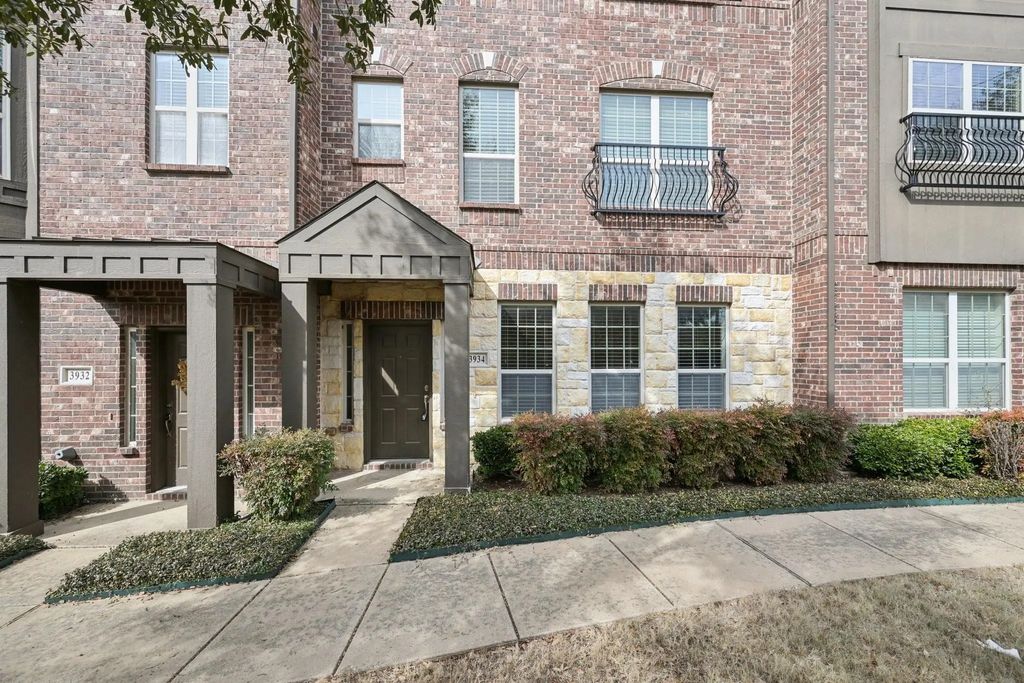 3934 Amberwood Drive, Addison
