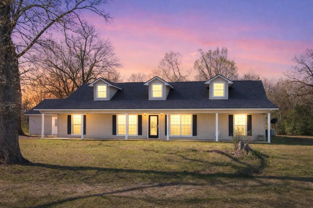 5215 State Highway 7 E, Center