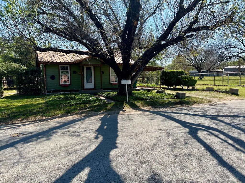 906 Young Street, Nocona