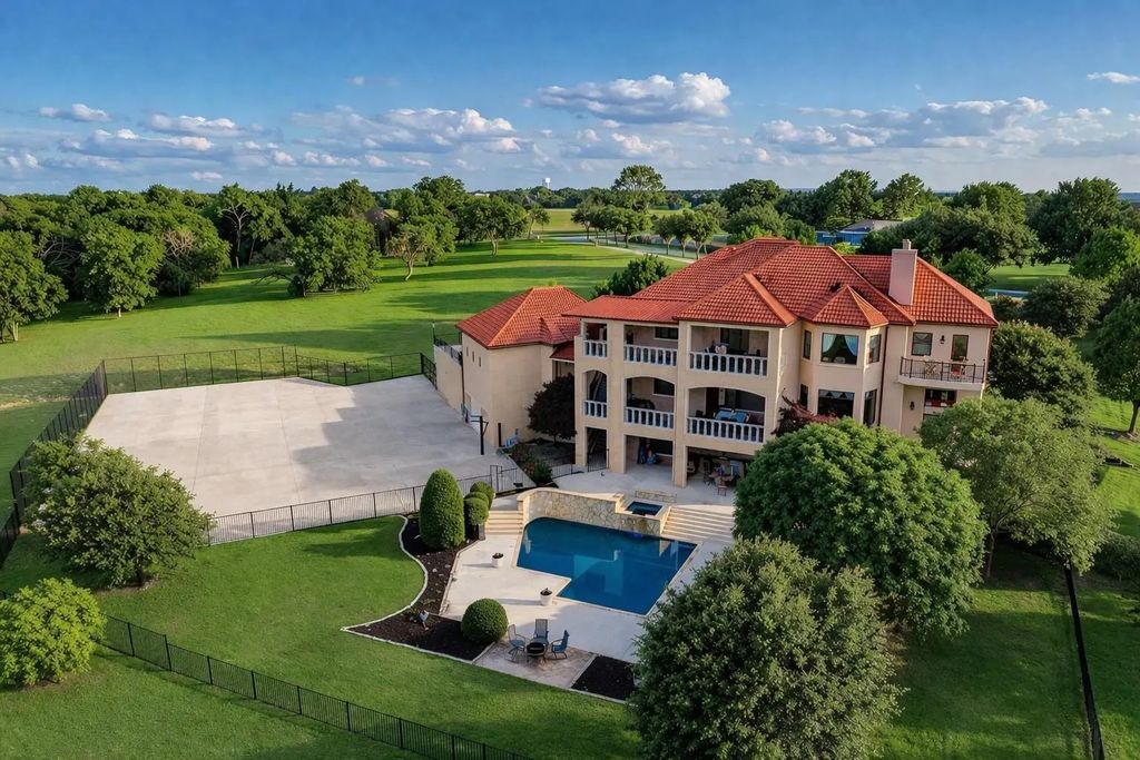 323 Kings Court, Forney