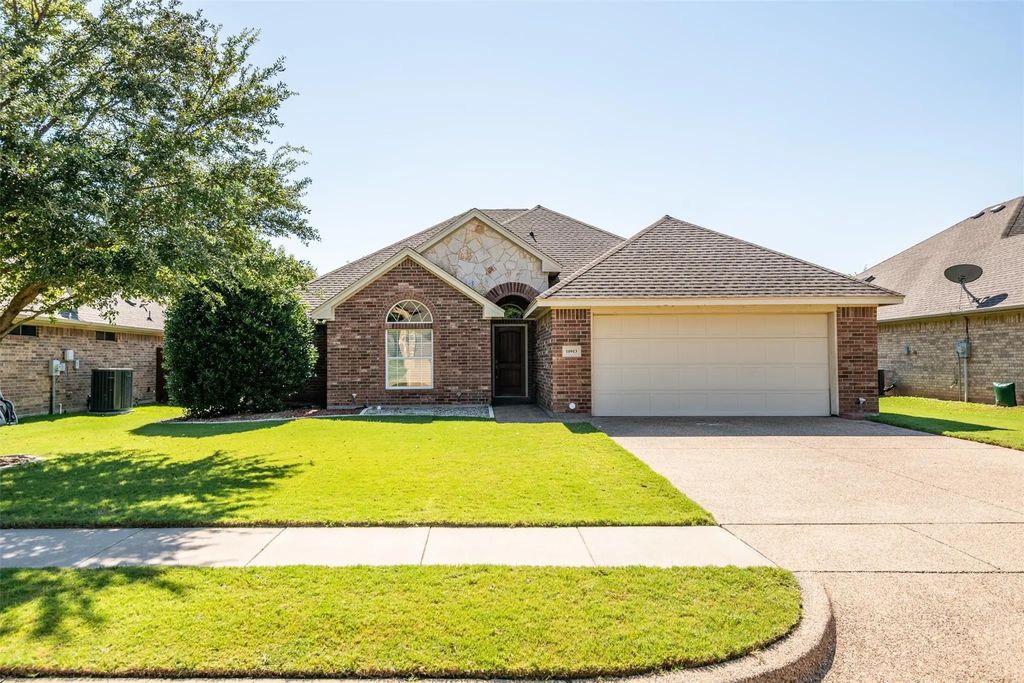 10913 Golfview Way, Benbrook