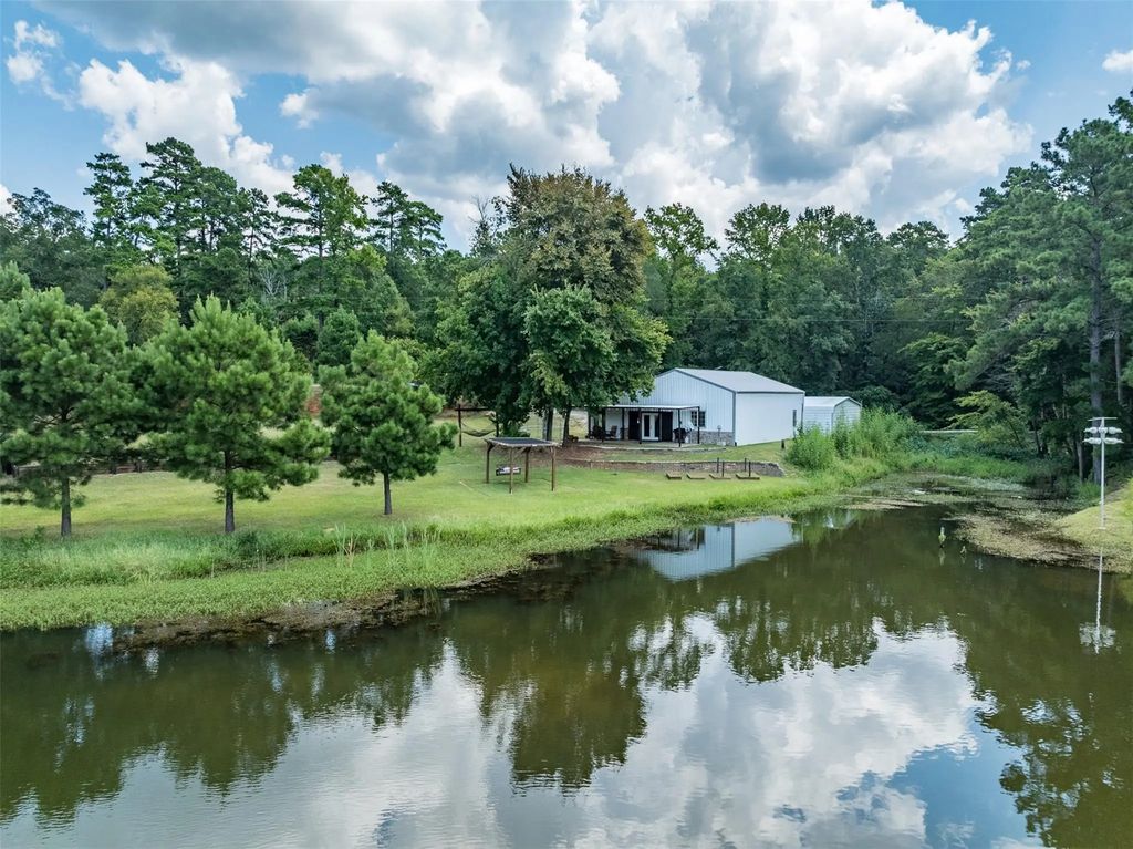 240 Private Road 5515, Palestine