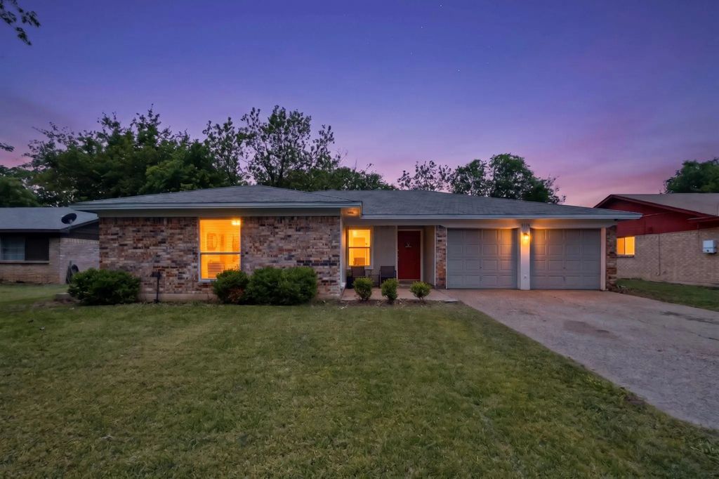 2013 Pebblecreek Drive, Cleburne