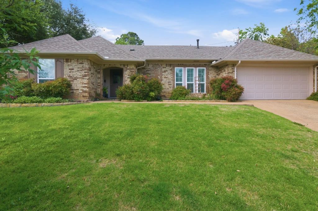 416 Cavender Court, Hurst