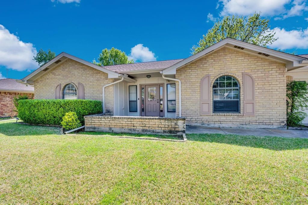 1022 Byron Lane, Arlington