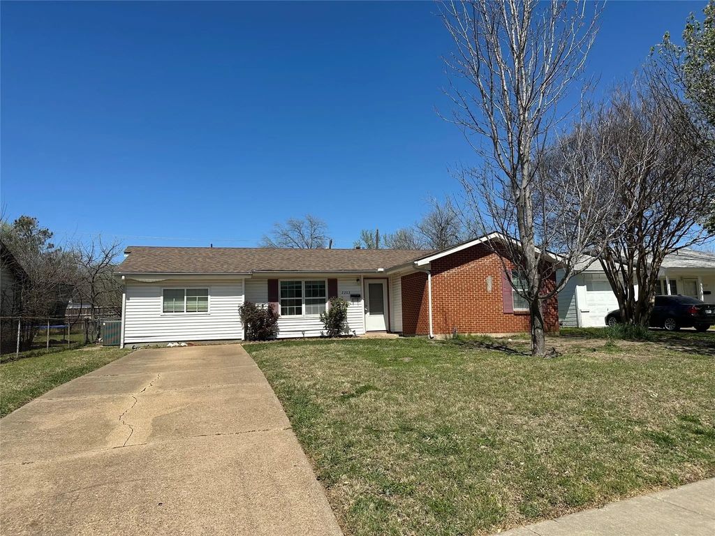 2203 Finley Road, Irving