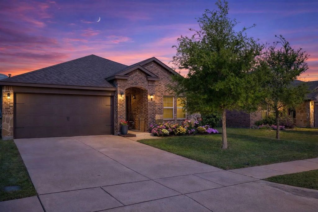 2410 Lupton Street, Anna
