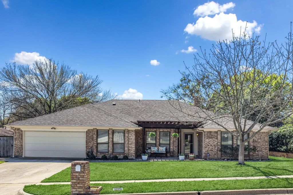 903 Forest Trail Court, Euless