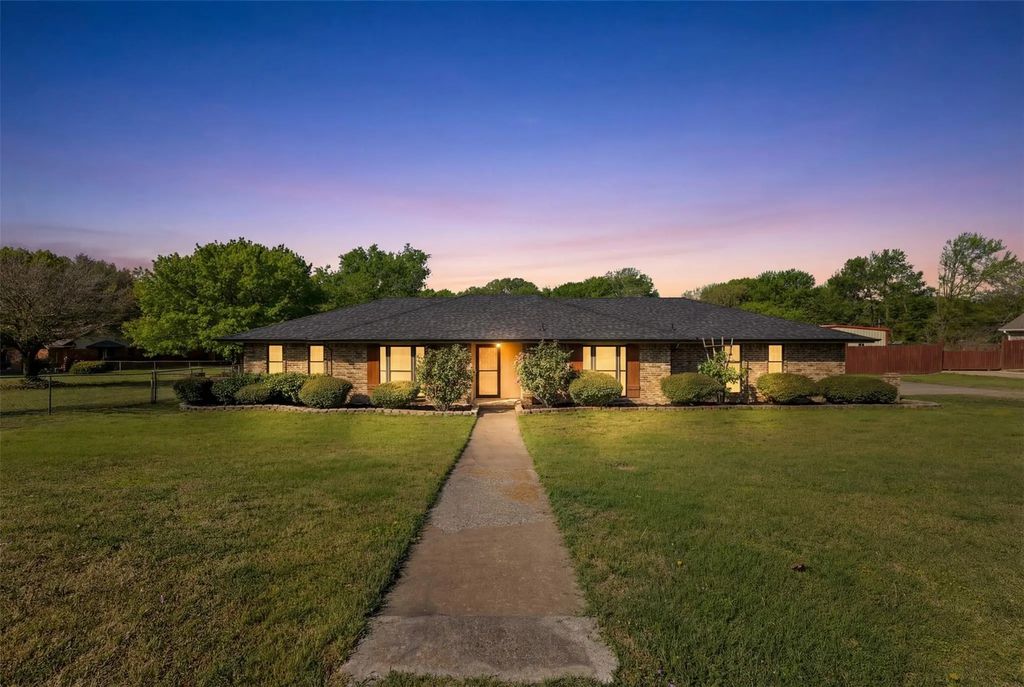 1108 Lakefront Drive, Waxahachie