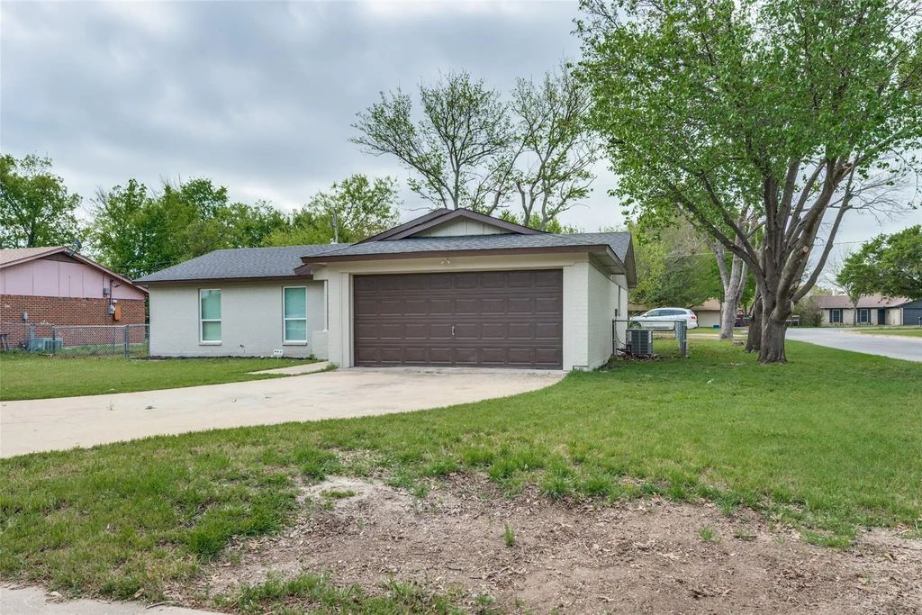 1600 Briar Run, Benbrook
