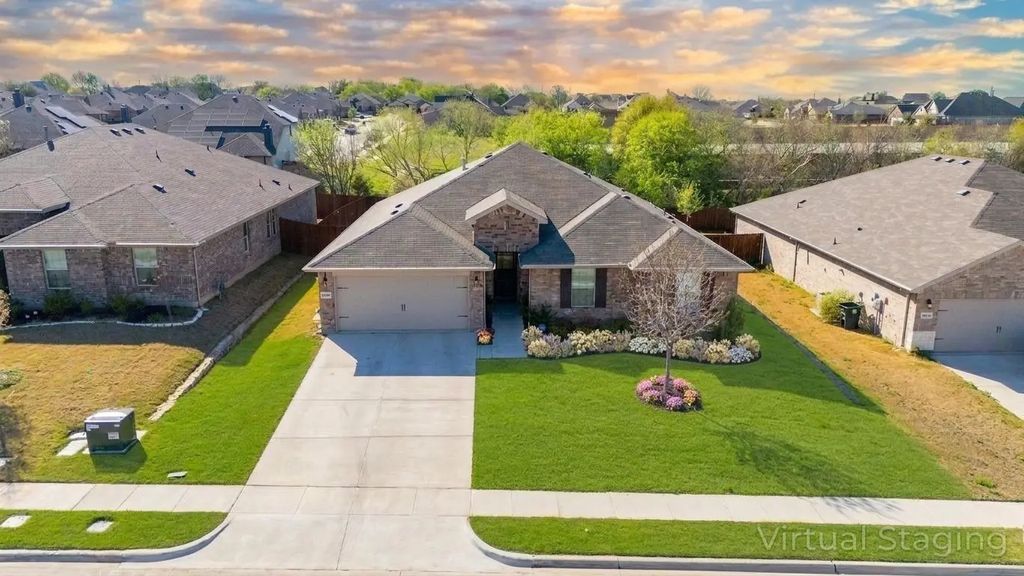 1907 Heritage Court, Cleburne