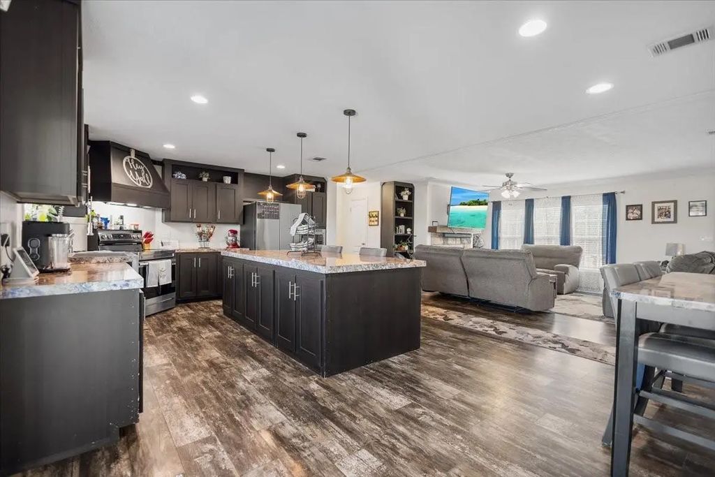15877 Hiram, Wills Point