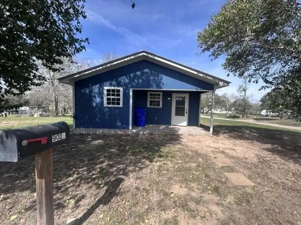 902 Simpson Street, Yoakum