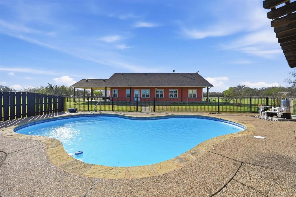 1616 Nash Howard Road, Waxahachie