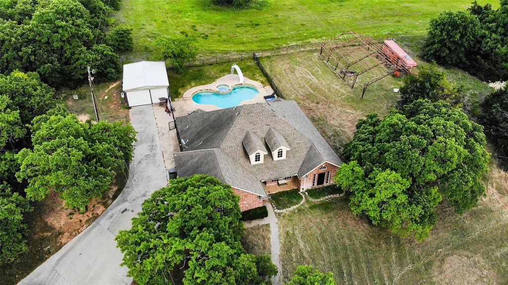 138 N Fm 1655, Alvord