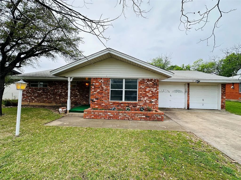 1138 Usher Street, Benbrook