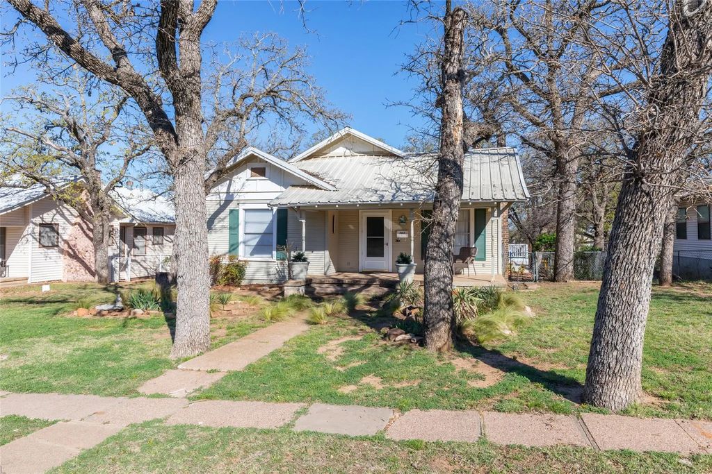 703 E 21st Street, Cisco