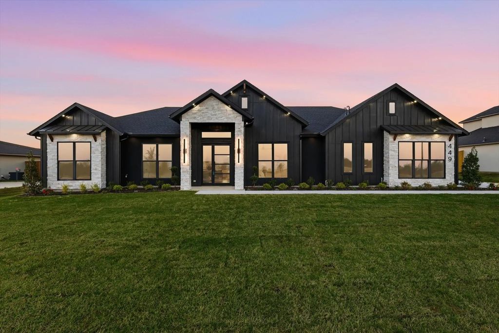 449 Whispering Way, Red Oak