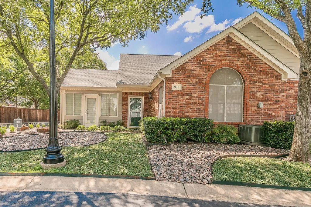 803 Cara Lane, Arlington