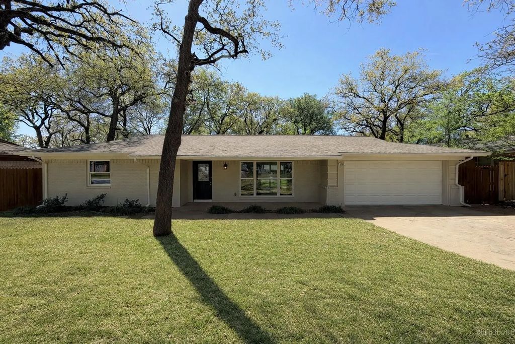 721 Briarwood Lane, Hurst