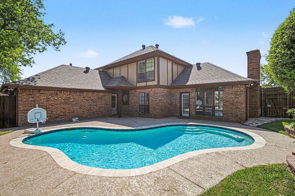 2428 Stonegate Drive N, Bedford
