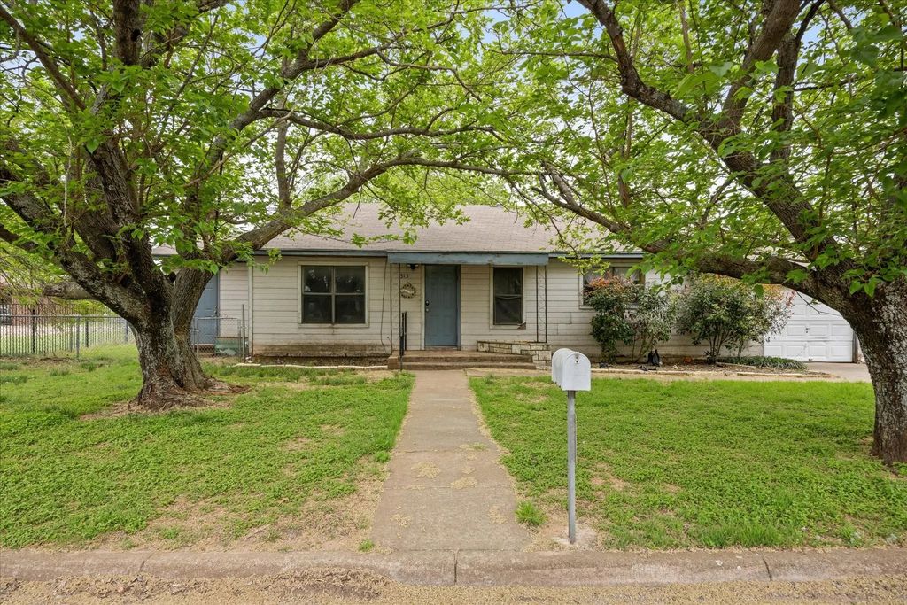 1313 Lipan Highway, Granbury
