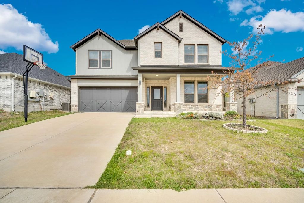 325 Adwood Drive, Waxahachie