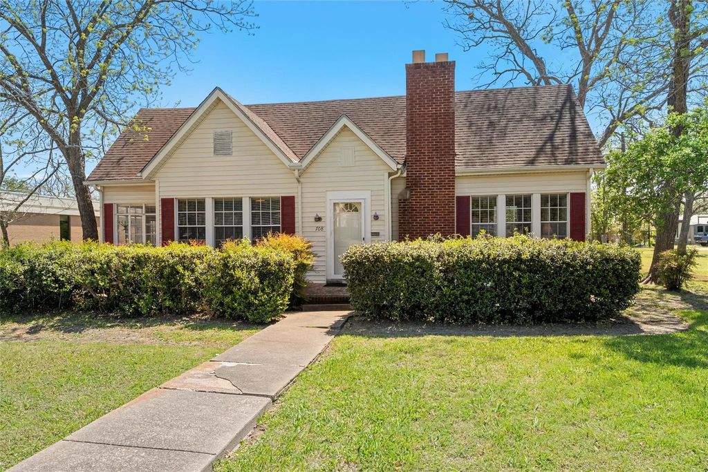 708 E Texas Avenue, Mart