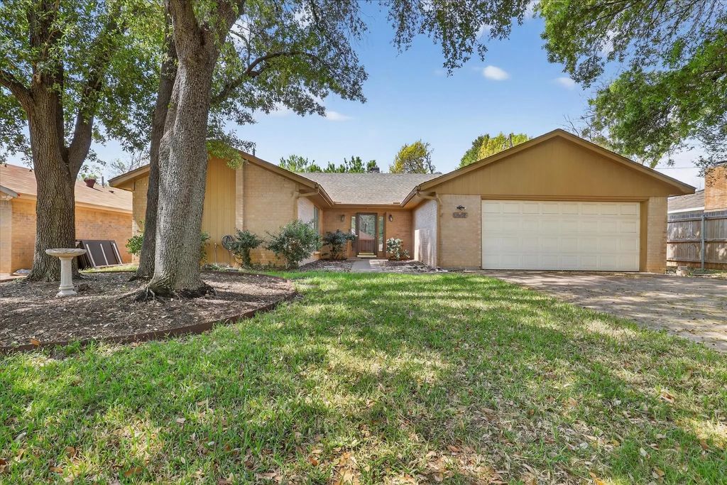 2222 Honey Creek Lane, Arlington