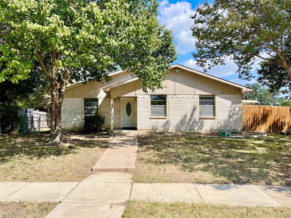 702 Pinehill Lane, Grand Prairie