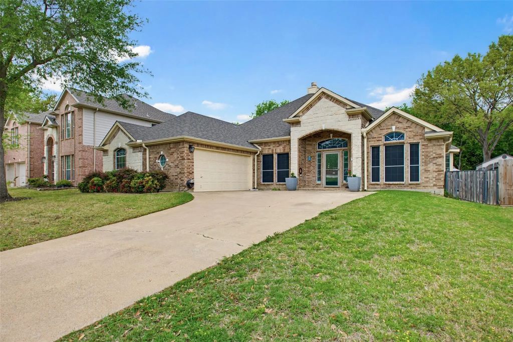 8 Whispering Bend Court, Mansfield